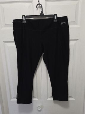 Running Room 2xl Athletic Black Capri Leggings with Reflective Accent